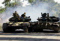 Ополченцы на танке в Луганске
