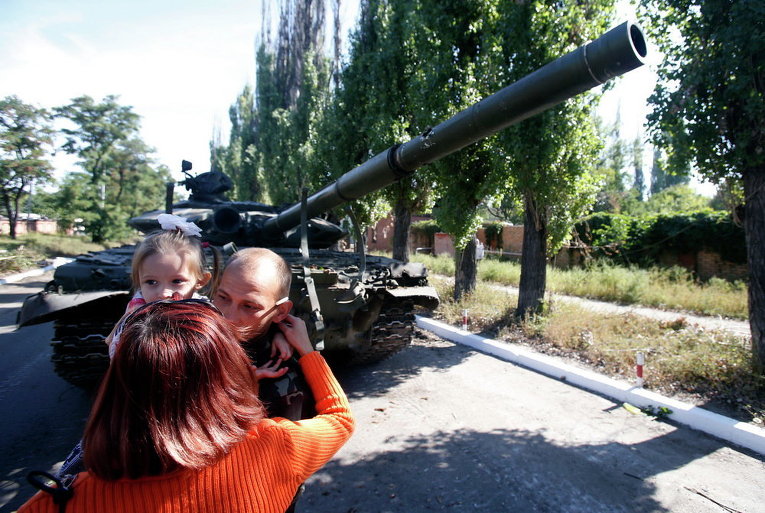 Ополченец с дочерью и женой в Луганске