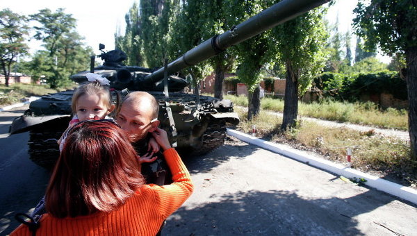 Ополченец с дочерью и женой в Луганске. Архивное фото