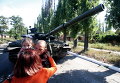 Ополченец с дочерью и женой в Луганске