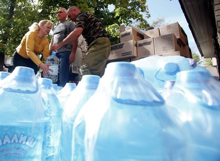 Волонтеры раздают гумпомощь луганчанам