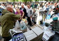 Волонтеры раздают гумпомощь луганчанам