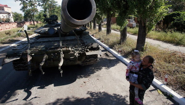 Ополченец с дочерью в Луганске. Архивное фото