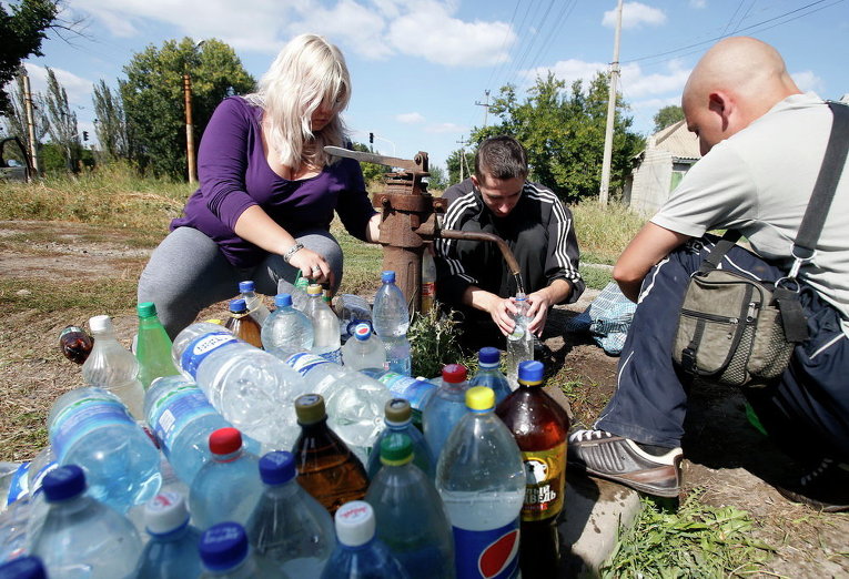 Луганчане набирают воду