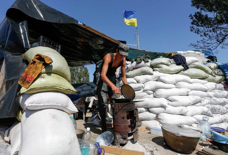 Украинский военный на блокпосту на въезде в Мариуполь