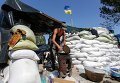 Украинский военный на блокпосту на въезде в Мариуполь