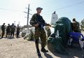 Украинские военные на блок посту при въезде в Мариуполь
