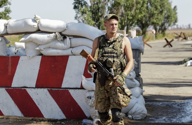 Украинский военный на блокпосту при въезде в Мариуполь