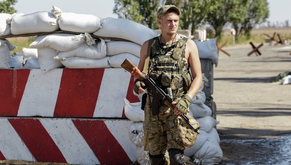 Украинский военный на блокпосту при въезде в Мариуполь