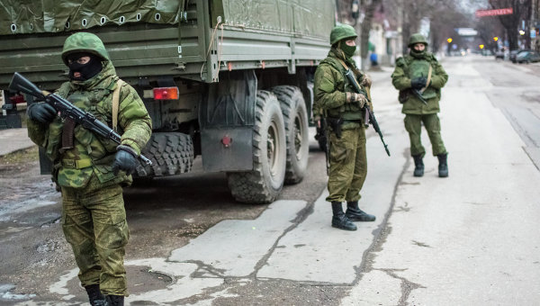 Военные на улице в Симферополе