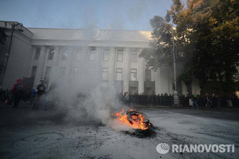 Участники митинга около здания Верховной Рады подожгли покрышки