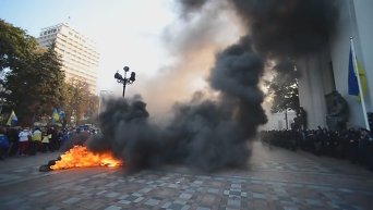 У Верховной Рады протестующие жгли покрышки. Видео