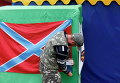 Ополченец вешает флаг Новороссии в Донецке