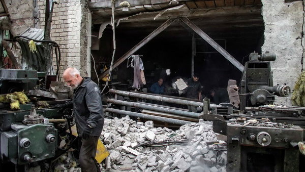 Люди на разрушенной фабрике в Донецке. Архивное фото