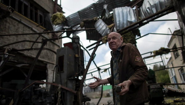Мужчина на разрушенном заводе в Донецке. Архивное фото