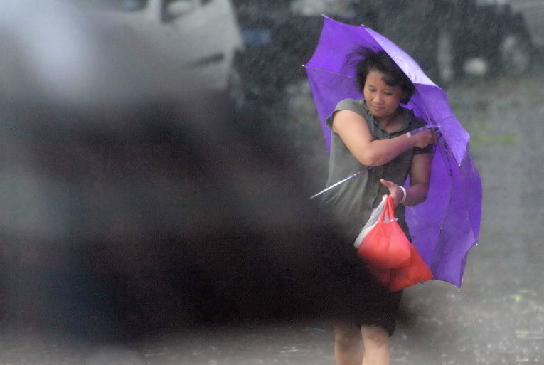 Тайфун Калмэджи обрушился на Китай