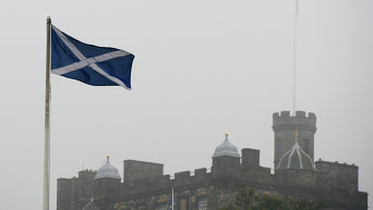 Флаг Шотландии на фоне Эдинбургского замка