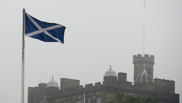 Флаг Шотландии на фоне Эдинбургского замка
