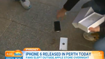 Первый покупатель iPhone 6 d Австралии тут же его разбил. Видео
