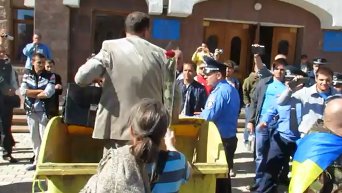 Депутата в Кировограде затолкали в мусорный бак