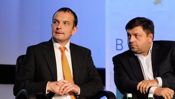 Народный депутат Егор Соболев (слева)