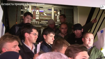 Активисты ворвались в отель, где проживает Кернес - требовали отставки. Видео