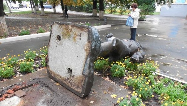 Памятник Артему в Харькове