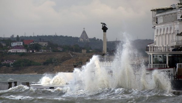 Сильный шторм в Севастополе. Архивное фото