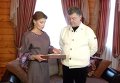 Жена президента вручает Порошенко подарок