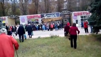 Тысячи жителей Горловки выстроились в очередь за гуманитарной помощью. Видео