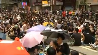 В Гонконге набирает обороты революция зонтиков. Видео