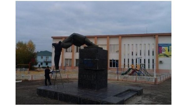 Демонтированный памятник Ленину в Сватово