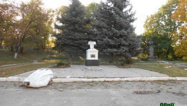 Снос памятника Ленину в Изюме Харьковской области