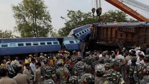 Столкновение двух пассажирских поездов в Индии