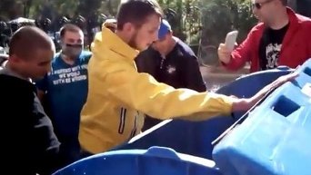 В Одессе активисты Правого сектора бросили своего лидера в мусорный бак