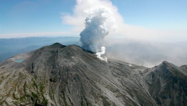 Вулканический  дым поднимается от горы Онтакэ в Японии