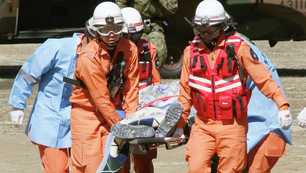 Спасатели эвакуируют пострадавшего на горе Онтакэ в Японии
