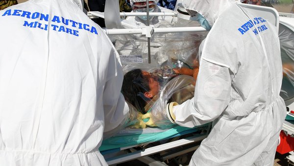 Госпитализация зараженного вирусом Эбола. Архивное фото
