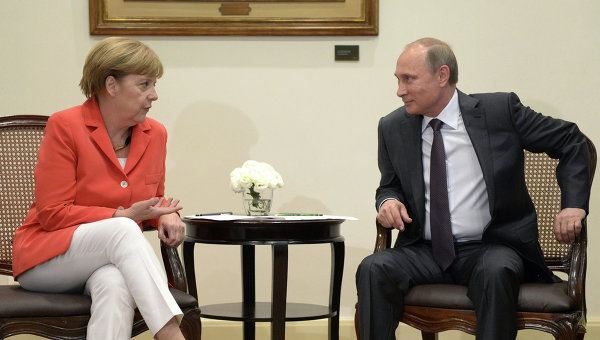 Президент России Владимир Путин и канцлер Германии Ангела Меркель. Архивное фото