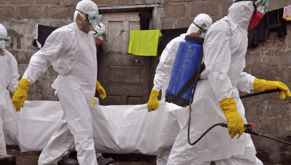 Вирус Эбола - медики в защитных костюмах. Архивное фото