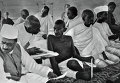 Махатма Ганди среди членов Национального конгресса в Бомбее, 1934 год