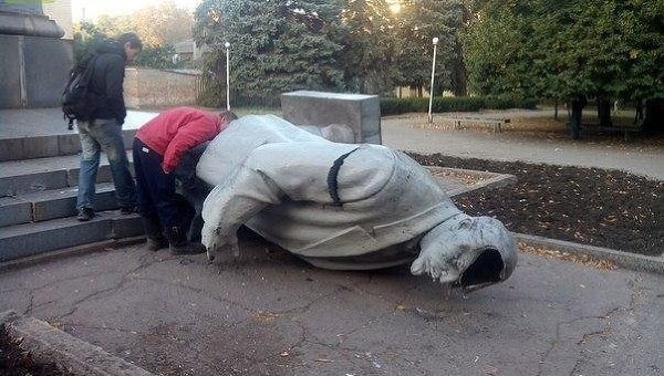 Поваленный памятник Владимиру Ленину в Кривом Роге
