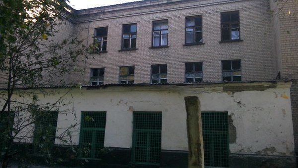 Снарядами была повреждена ещё одна школа в Донецке