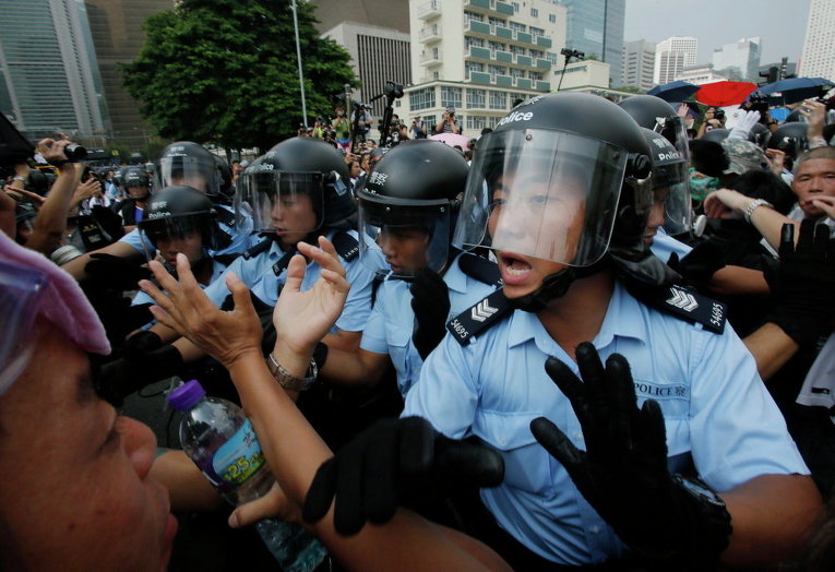 Столкновения протестующих и полиции в Гонконге