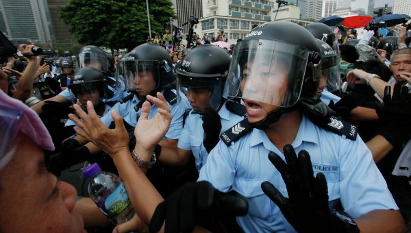 Столкновения протестующих и полиции в Гонконге