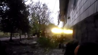 Зенитная установка ополченцев обстреливает силовиков в районе аэропорта Донецка. Видео