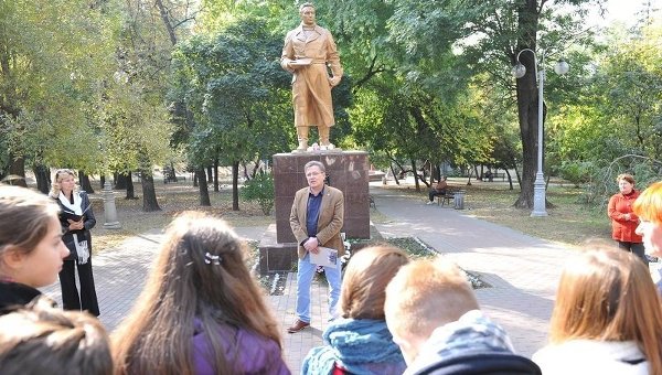 В Киеве восстановили памятник Валерию Чкалову