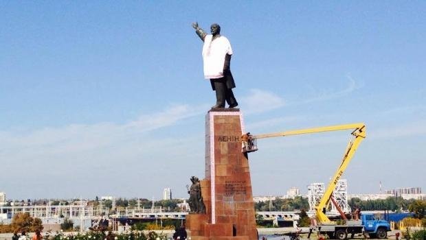 Памятник Ленину в Запорожье одели в вышиванку