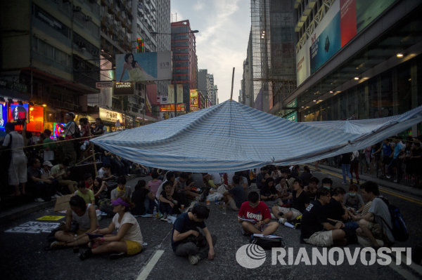 Сторонники протестного движения Occupy Central на митинге в районе Mong Kok в Гонконге.