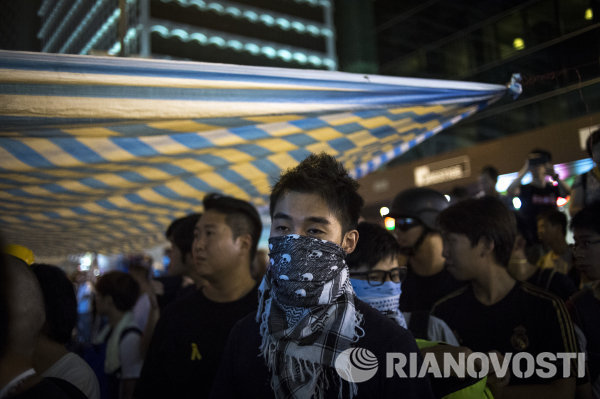 Сторонники протестного движения Occupy Central на митинге в районе Mong Kok в Гонконге.